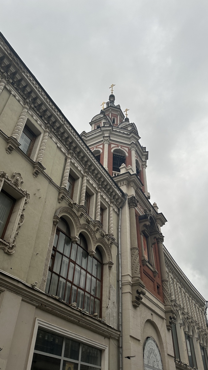 Иногда сделать что то за границей также тяжело как дотянуться рукой до шпиля башни