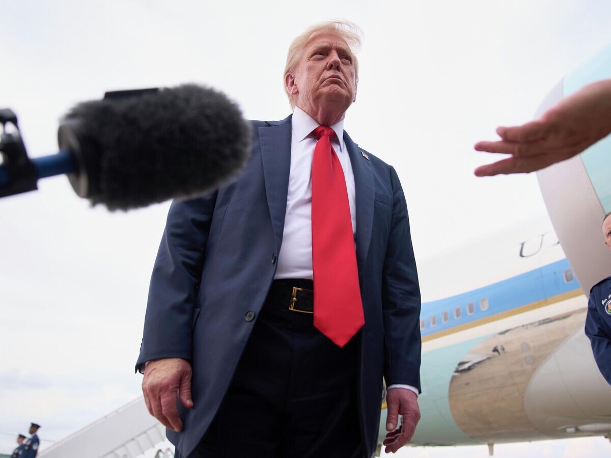    Президент США Дональд Трамп общается с журналистами возвращаясь в Вашингтон из Нью-Джерси© AP Photo / Jacquelyn Martin