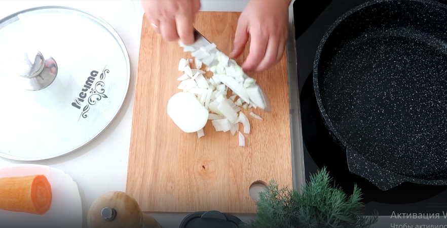Нарезаем лук