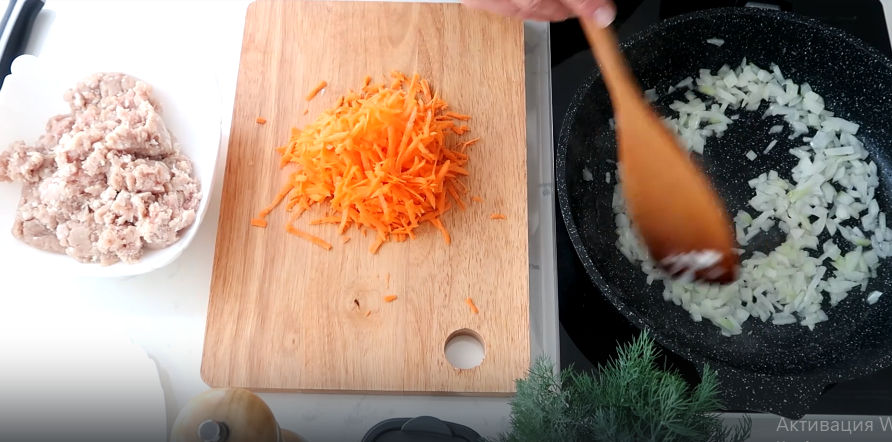 На крупной терке натираем морковь