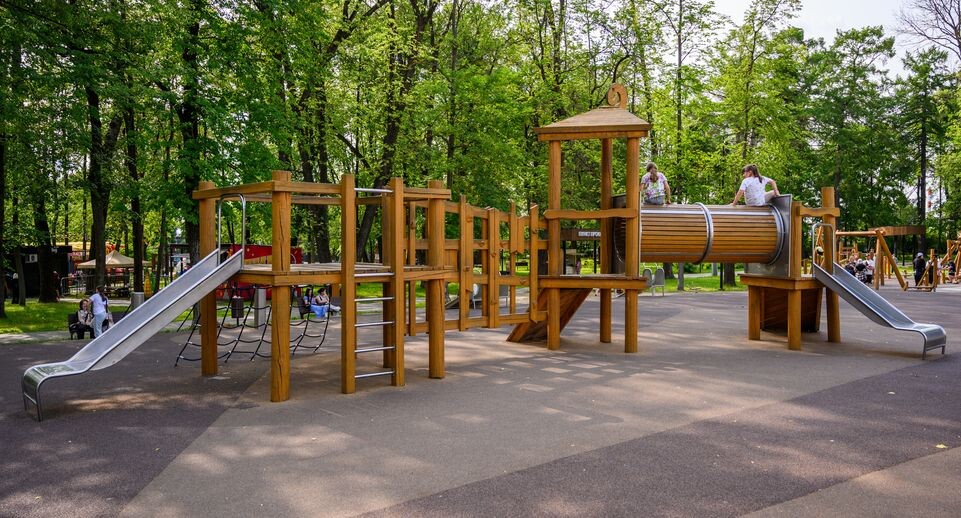    Детская площадка в парке культуры и отдыха им. Олега Степанова в Серпухове летом / Медиасток.рф