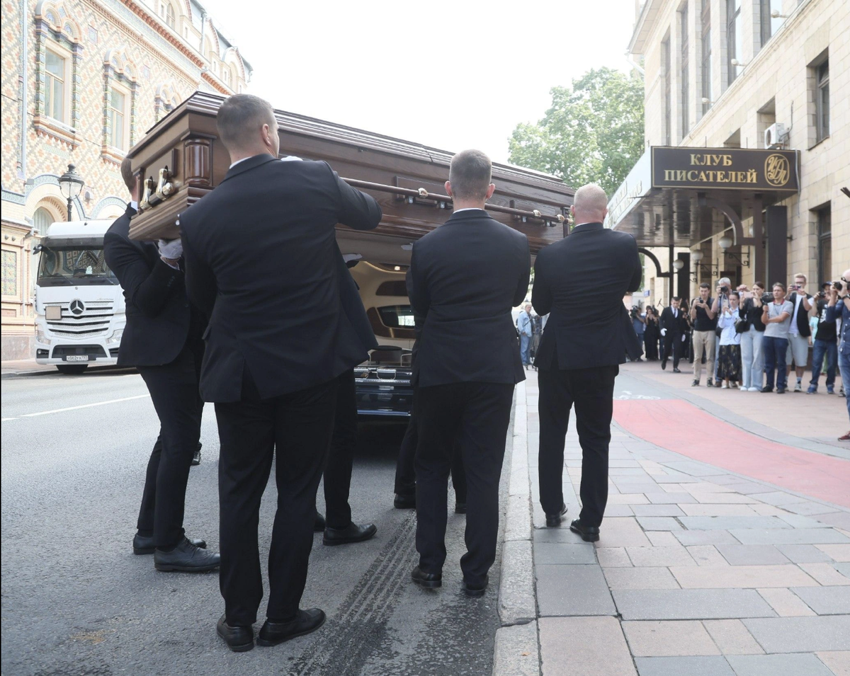 Тело Александра Митты доставили в малый зал Центрального дома литераторов из больницы