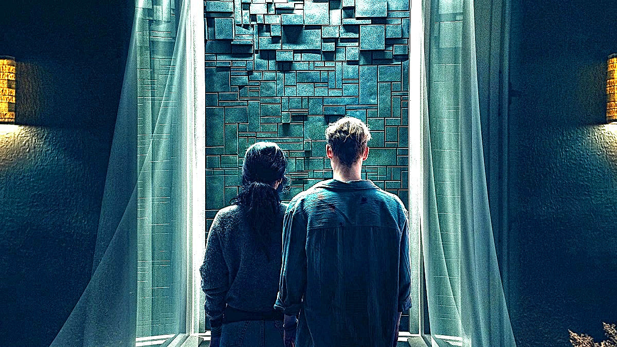 Но есть в этой ситуации свой плюс - на покупке/стирке штор они могут теперь сэкономить. 