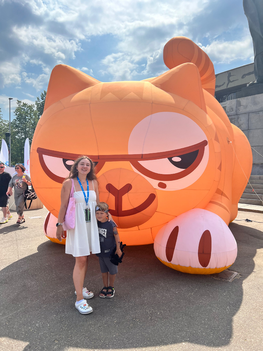 Встречал нас один из главных маскотов ВК