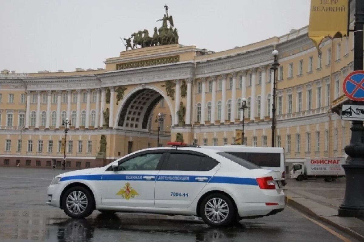    Подростков, напавших и ограбивших прохожего, задержали в Петербурге