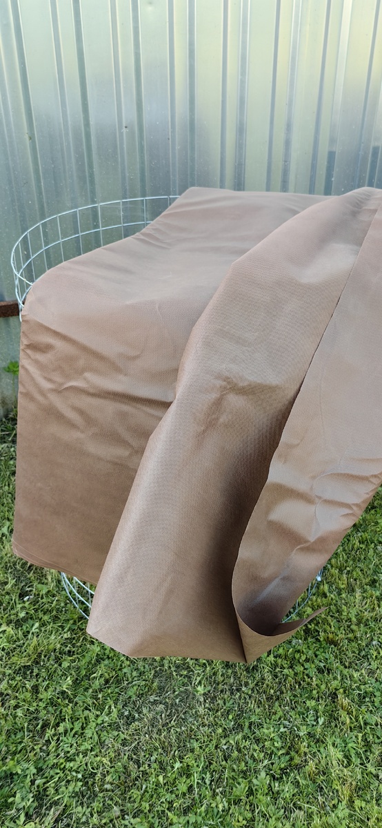 Арматурную сетку разрезала, т.к высота была 2 м, компостеры у меня высотой 1 метр, свернула ее в кольцо и края сетки зафиксировала хомутами