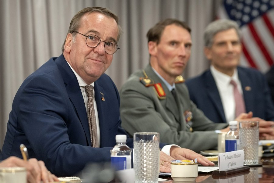 Министр обороны Германии Борис Писториус во время встречи с министром обороны США Питом Хегсетом - Фото: Mark Schiefelbein/AP/TASS