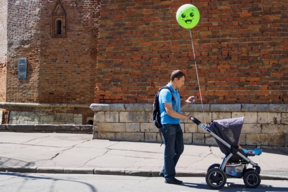    На Южном Урале пособие по уходу за ребёнком получают 1954 работающих отца