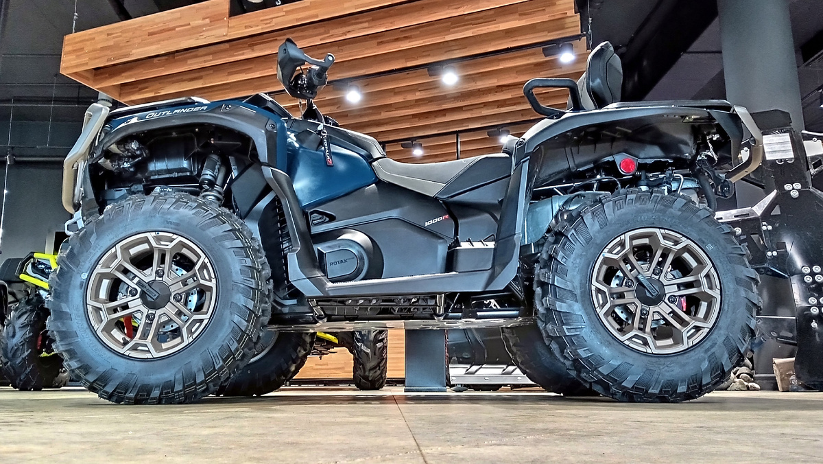 А бывает такой же с перламутровыми пуговицами? 