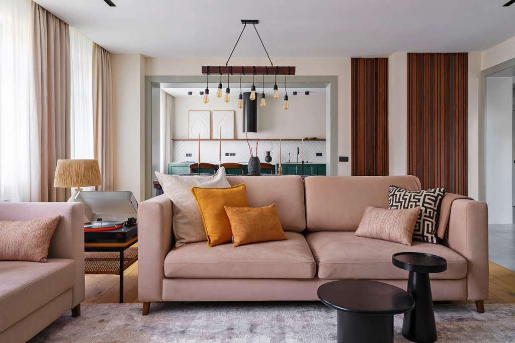 Диван, Tamamm; подушки, шторы, тюль - всё Dartek