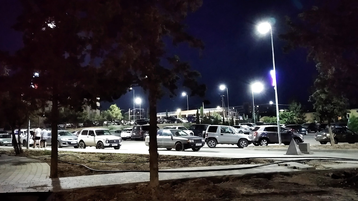 Стоянка авто в северной части парка