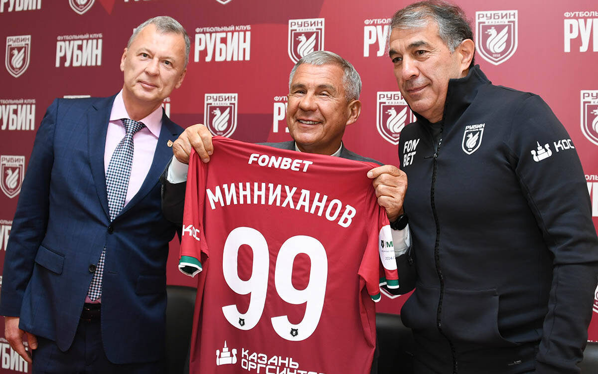 Рустам Минниханов: «Вы наша команда, «Рубин» – это наш бренд, достойный бренд. Хаерле сагатьте, в добрый час!»Фото: rais.tatarstan.ru