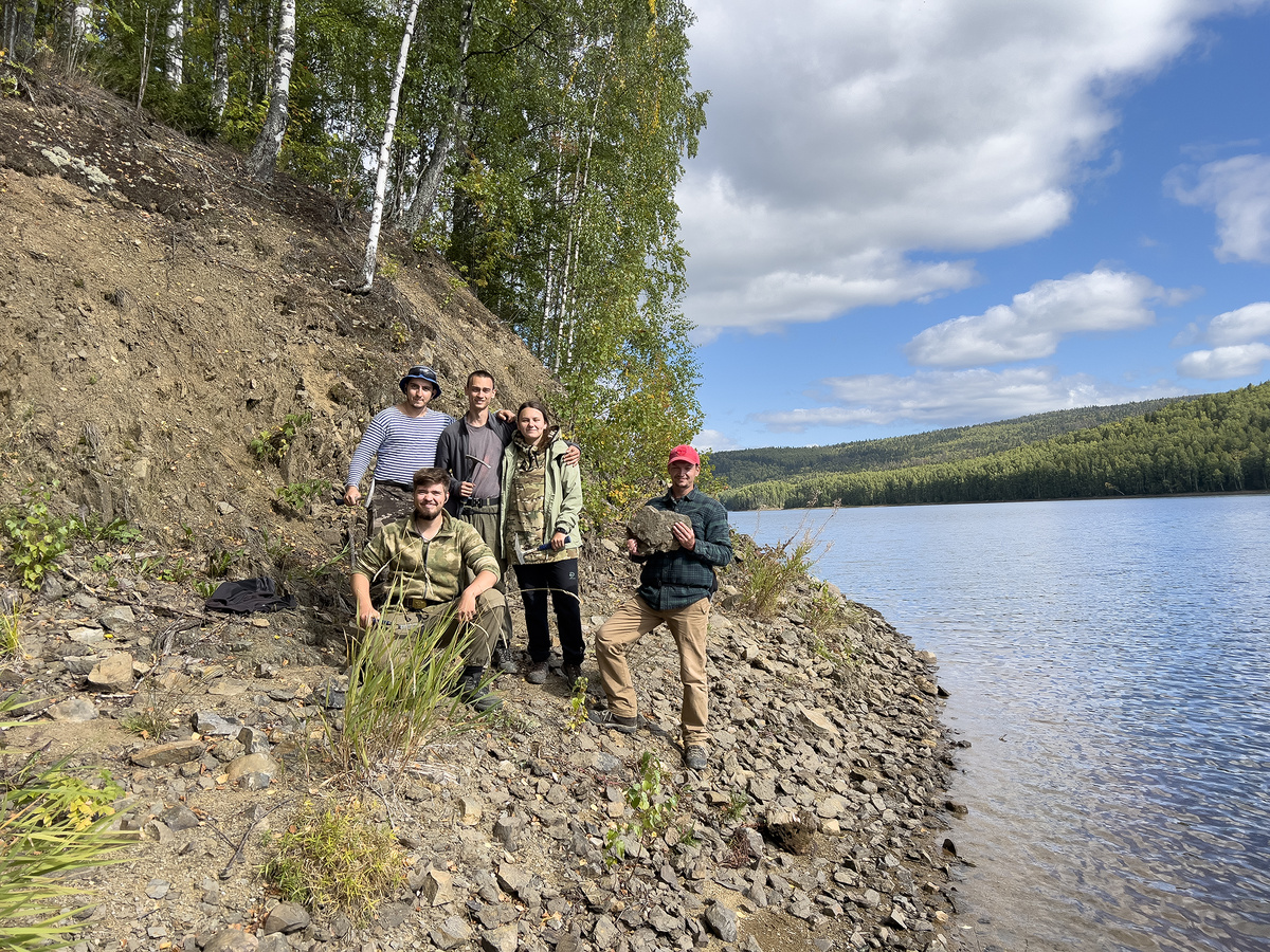 Фотографии молодых ученых — участников экспедиции (слева направо): Самир Джавадов, Егор Высоцкий, Владимир Паньков, Виолетта Панькова и Антон Колесников у обнажения с новыми палеонтологическими остатками на Широковском водохранилище. Источник: Антон Колесников