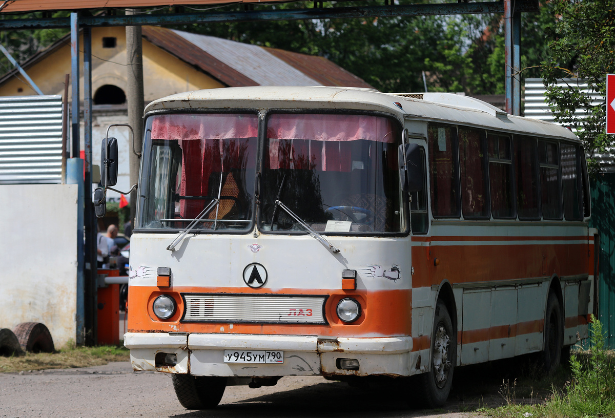 для желающих было организовано бесплатное катание на автобусе ЛАЗ-699Р