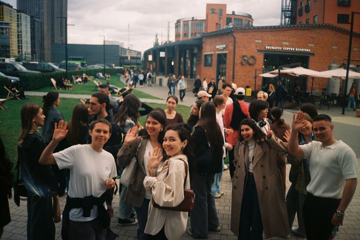 После окончания праздника гости не хотели расходиться: кто-то устроил "продолжение банкета" небольшими группами, кто-то договорился на следующие встречи. Теперь чат, созданный Арзу, живёт своей жизнью – яркой и насыщенной. @Из личного архива героини