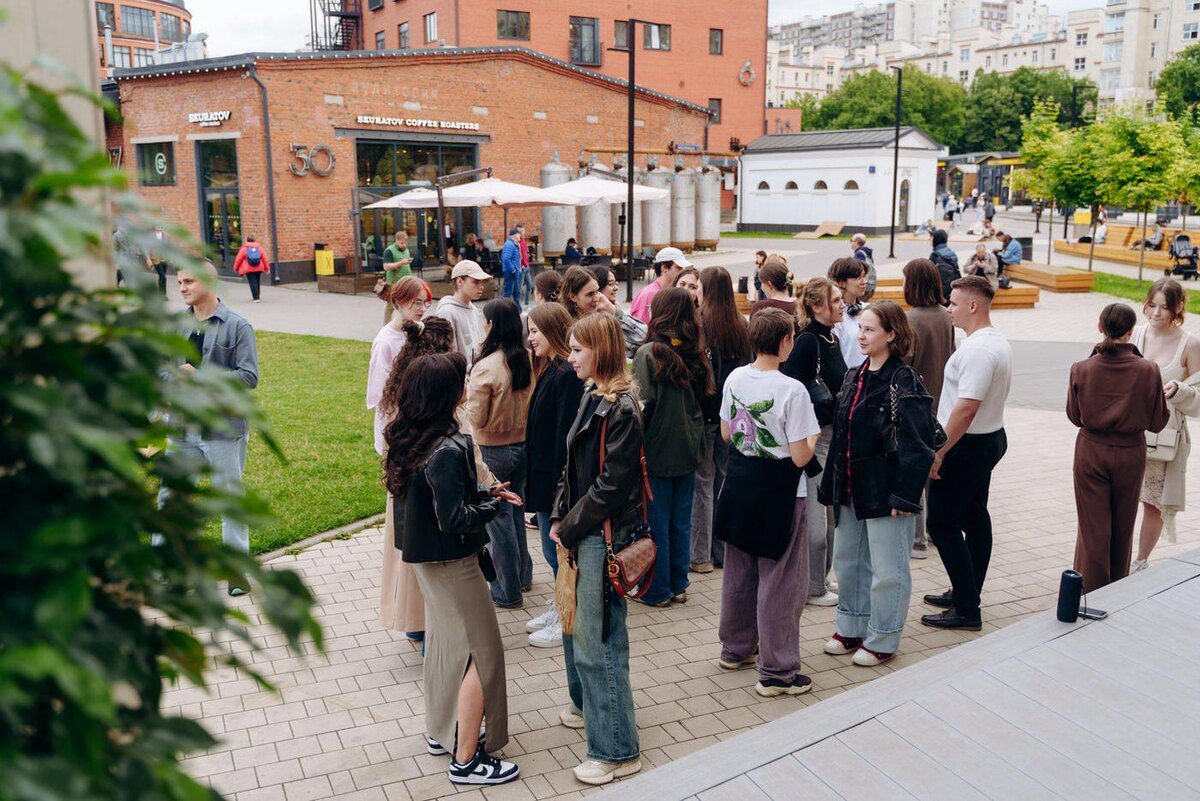 Все эти незнакомые друг с другом люди нашли время, чтобы приехать и поздравить Арзу. @Daniel Chalamet