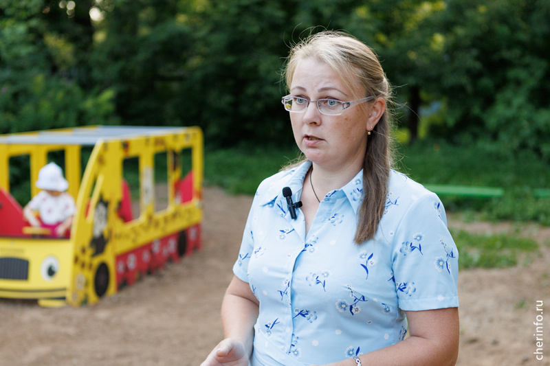    Детский сад находится на проспекте Строителей, 17. На прогулочных участках здесь установили новые столики со скамейками, автобусы, самолеты, вертолеты и кораблики.