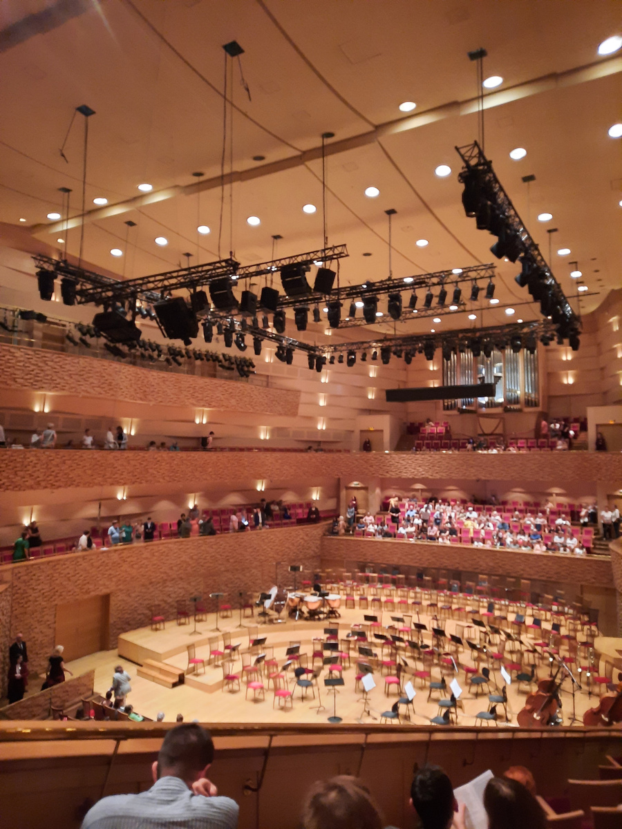 В концертном зале Мариинского театра.
