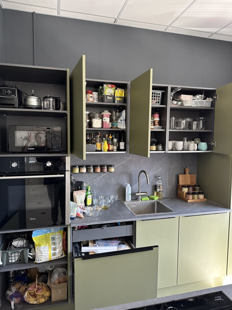 Вот такой "порядок" у меня на съемочной кухне. Ни системы хранения, ни нормальной организации.