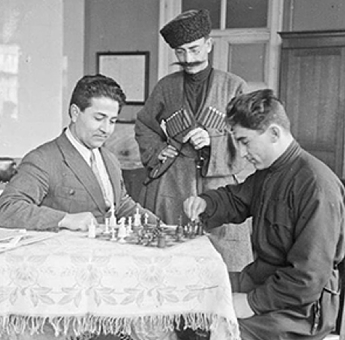 Умар Алиев и Асхат Биджиев играют в шахматы. 1928 год.