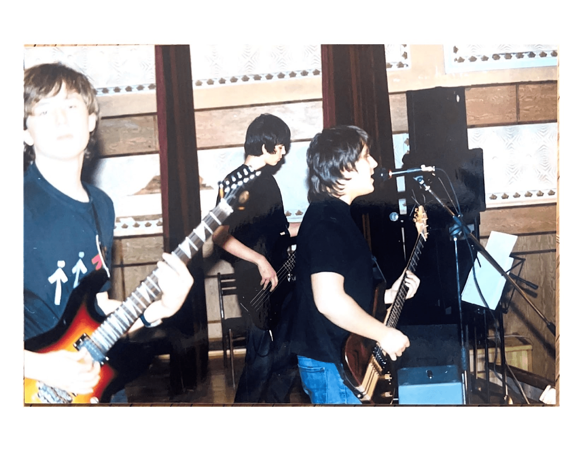 Группа называлась Saudis, песни можно послушать в Яндекс.Музыке 