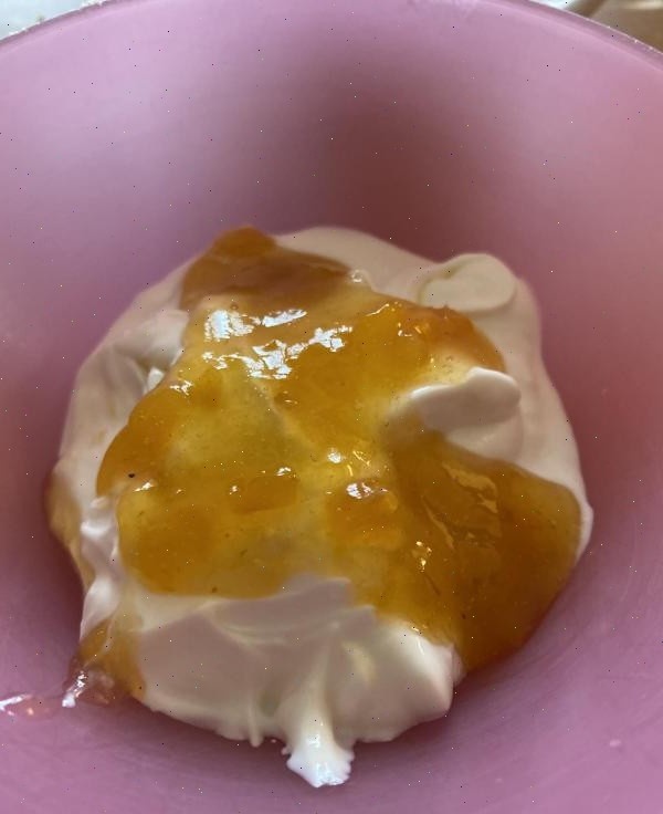 Перетертые абрикосы со сметаной - лучше любого магазнного йогурта. Главное, сметану выбирайте с хорошей жирностью.