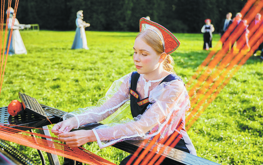    Женщина будущего ткёт "голограмму судьбы"