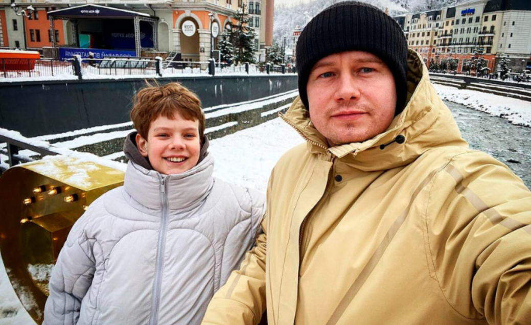 на фото Алексей Бардуков с сыном 