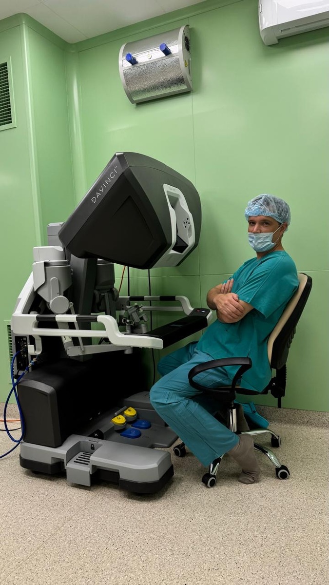 Перед началом операции. Система роботической хирургии DaVinci позволяет максимально точно и бережно удалять опухоли прямой кишки, обеспечивая отличные функциональные результаты (намного реже нарушаются эректильная и мочевыделительная функция) 