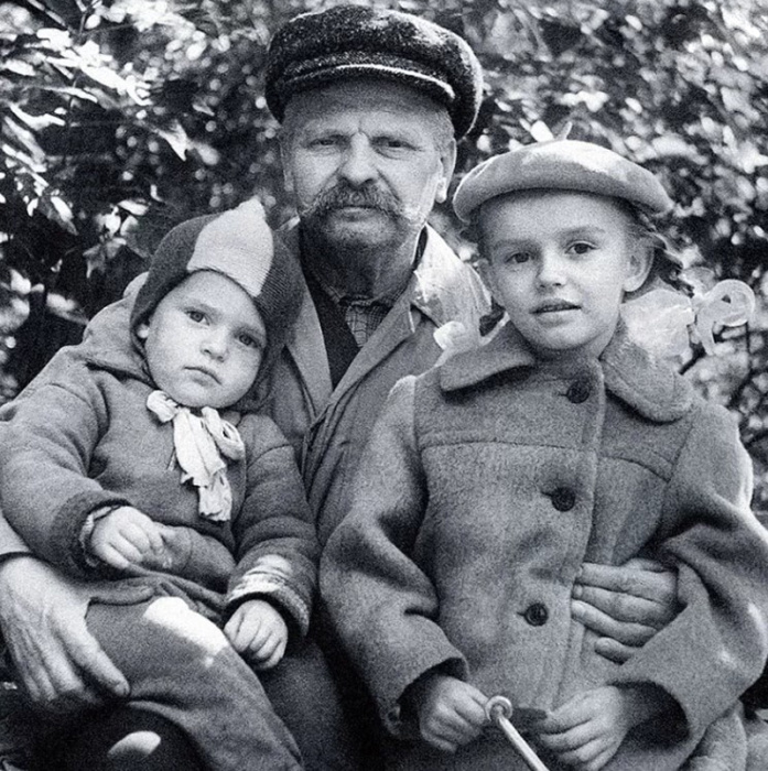 Наталья Трубникова с дедушкой и младшим братом.