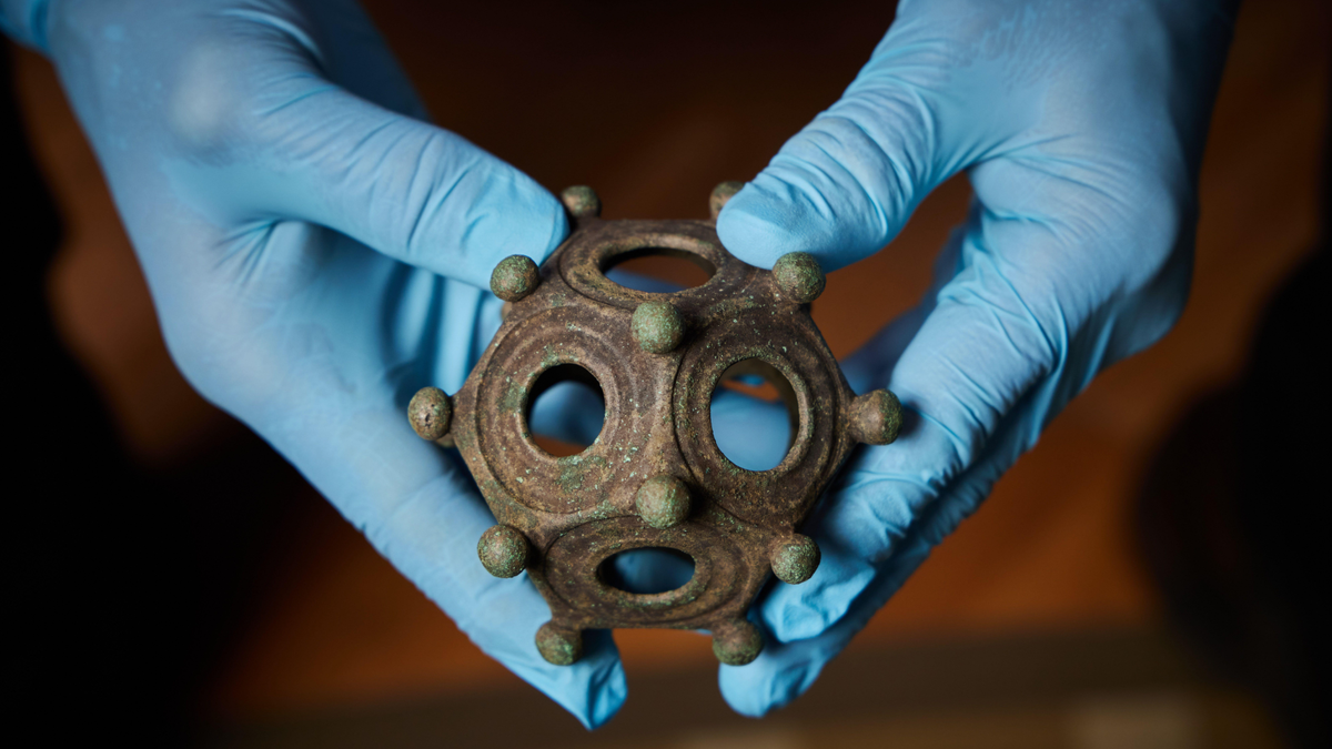 Додекаэдр. Источник: https://www.livescience.com/archaeology/romans/roman-dodecahedron-a-mysterious-12-sided-object-that-has-baffled-archaeologists-for-centuries