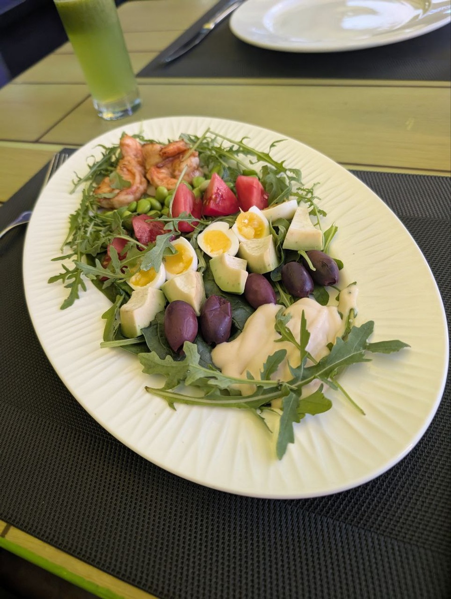 Салат с креветками и имбирным соусом. Честно скажу, нам не зашло: ни подача, ни вкус. Выглядит как нарезка.