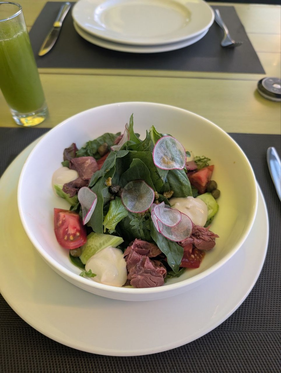 Салат с ростбифом, овощами и соусом тоннато. Было неплохо. Впервые попробовала соус тоннато и уже придумала, в какие бы блюда его добавила.