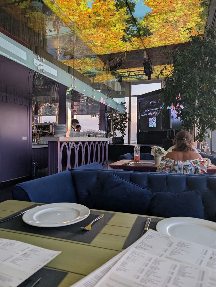 Немного интерьера заведения: понравился потолок, будто находишься в осеннем лесу.