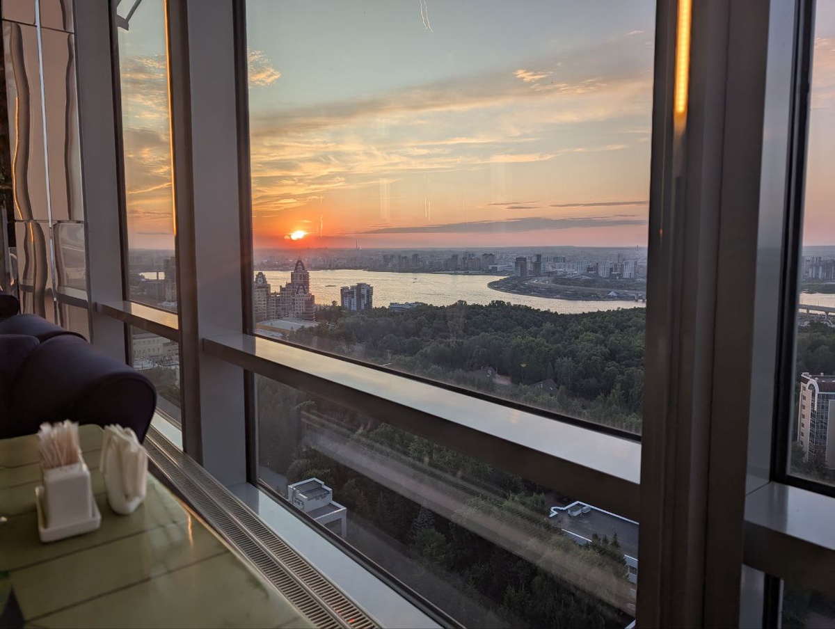 Вид из окна правда красивый. Нас посадили со стороны Казанки. Думаю, вид на Кремль и Волгу самый впечатляющий.