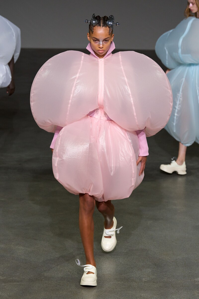 Paris Fashion Week 2025 Anrealage коллекция "Wind"