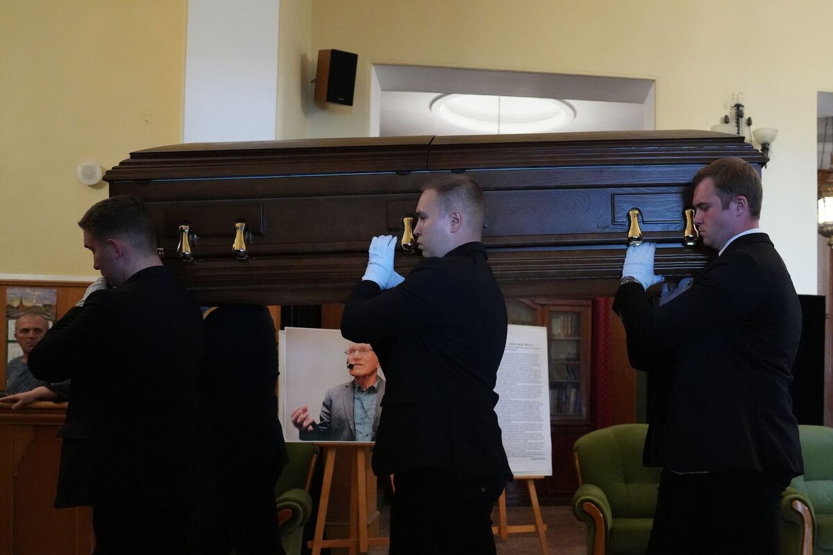    Гроб с телом Александра Митты заносят в здание Центрального Дома литераторов / Источник: © ИЗВЕСТИЯ/Дмитрий Коротаев