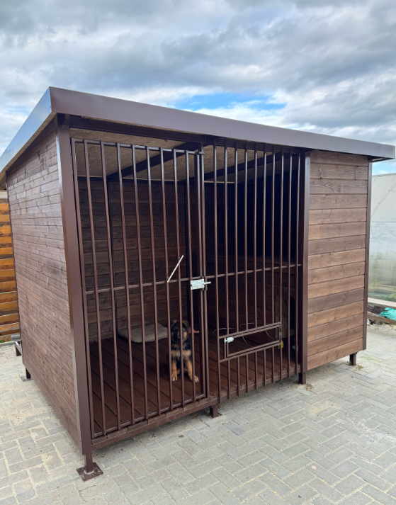 Кинологи рекомендуют дрессировать крупных собак на навыки охраны двора и на удерживание их в вольерах.