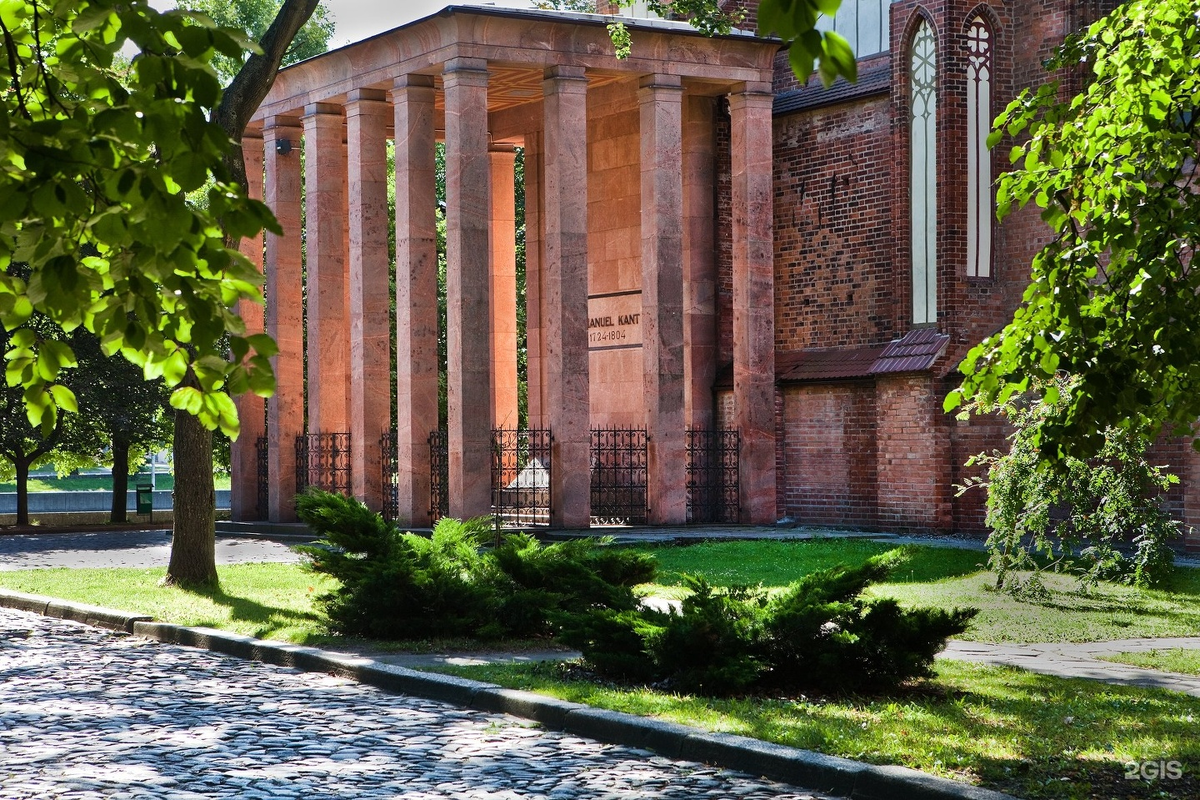 Находится у стен Кафедрального собора на острове Канта (бывший Кнайпхоф).