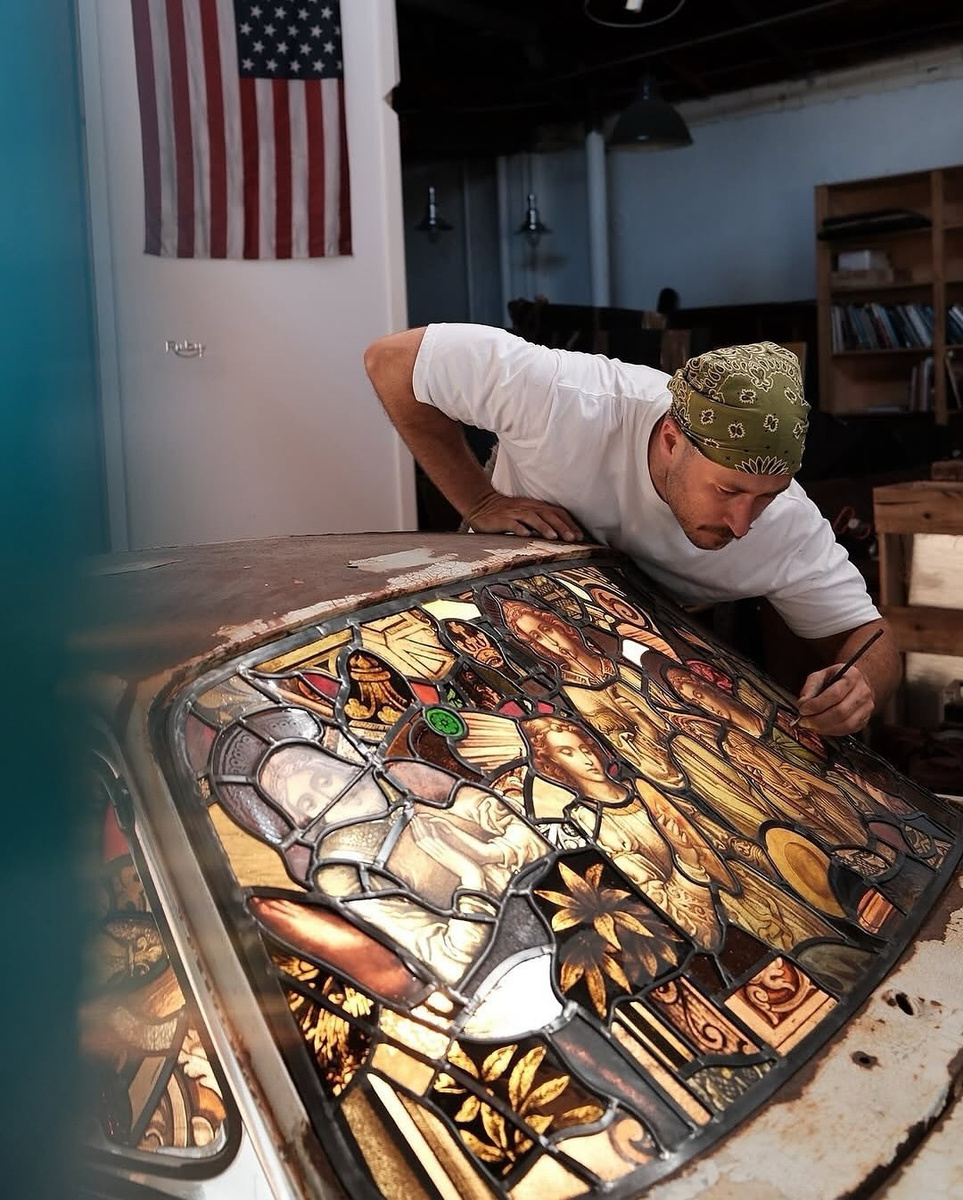 «Воскрешение» Porsche 911: как ржавый спорткар стал витражным арт-объектом