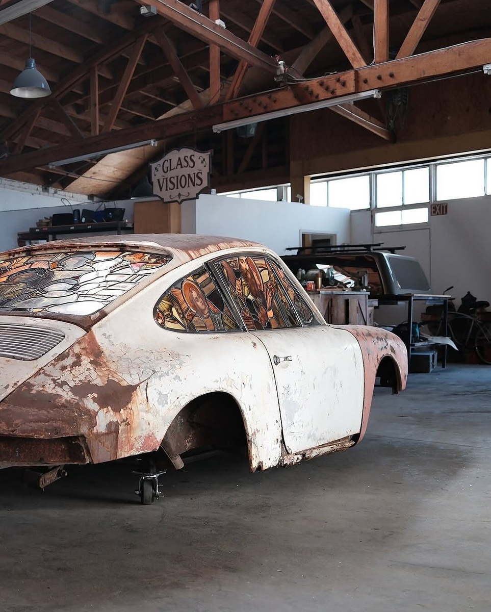 «Воскрешение» Porsche 911: как ржавый спорткар стал витражным арт-объектом