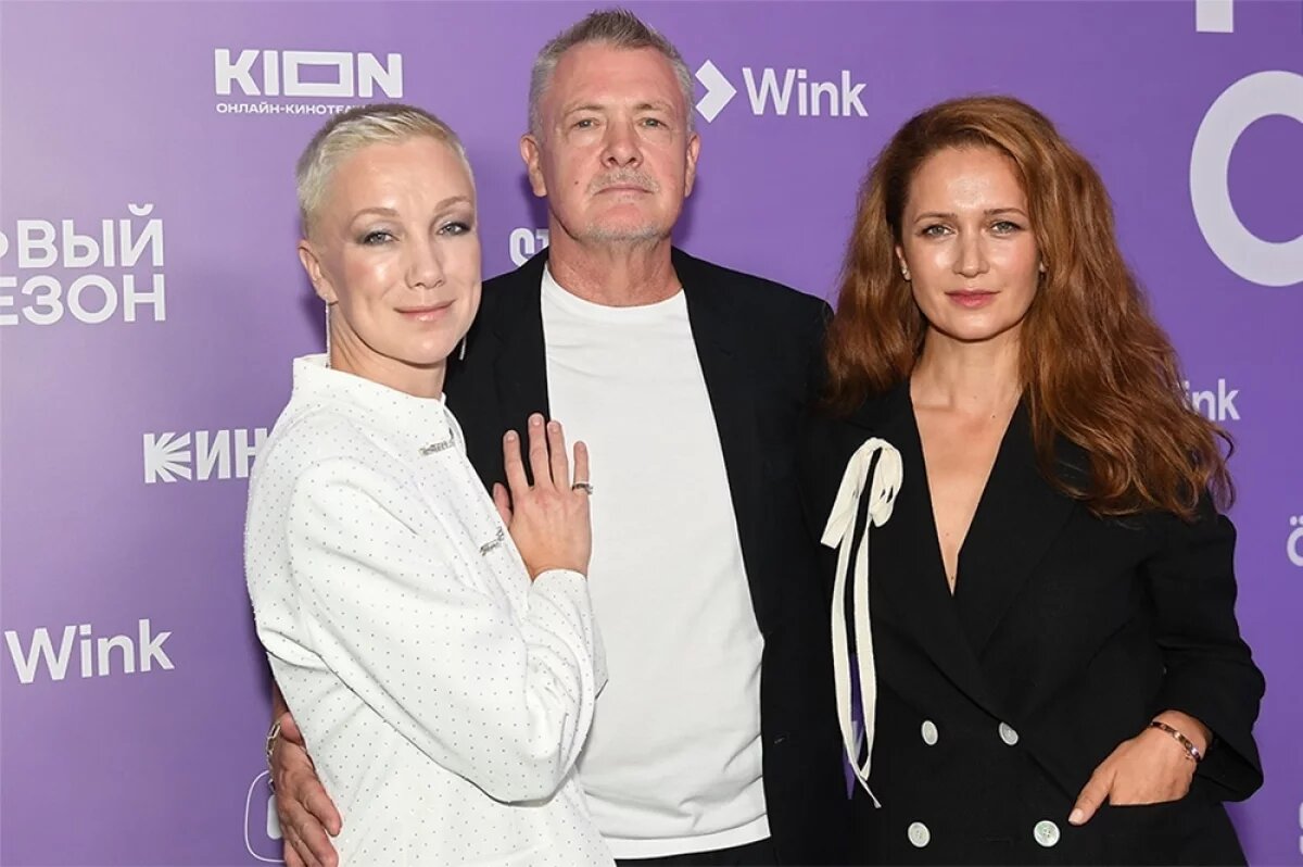    Актриса Дарья Мороз, ее отец, режиссер Юрий Мороз и актриса Виктория Исакова (слева направо) на церемонии открытия фестиваля онлайн-кинотеатров, 2023 год.