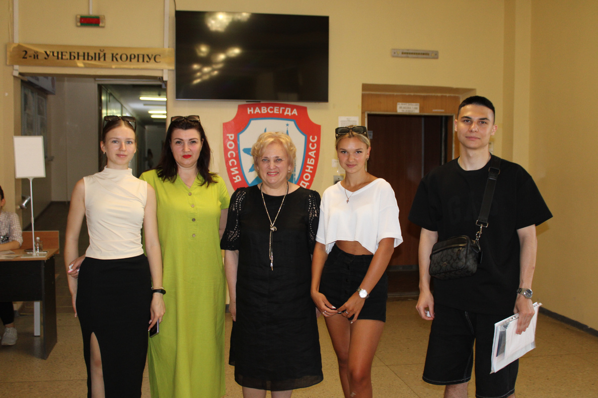 Ректор ДонГУ Светлана Беспалова с абитуриентами и их родителями
