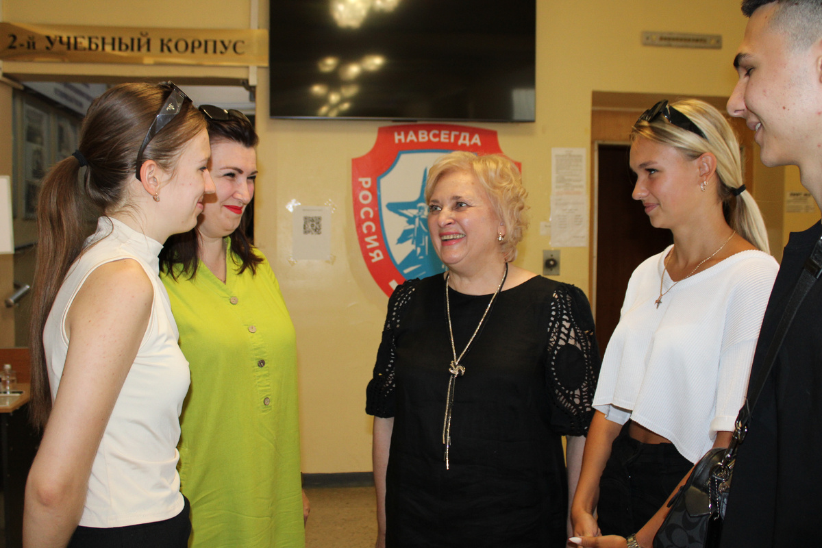 Светлана Беспалова на консультационном пункте для абитуриентов