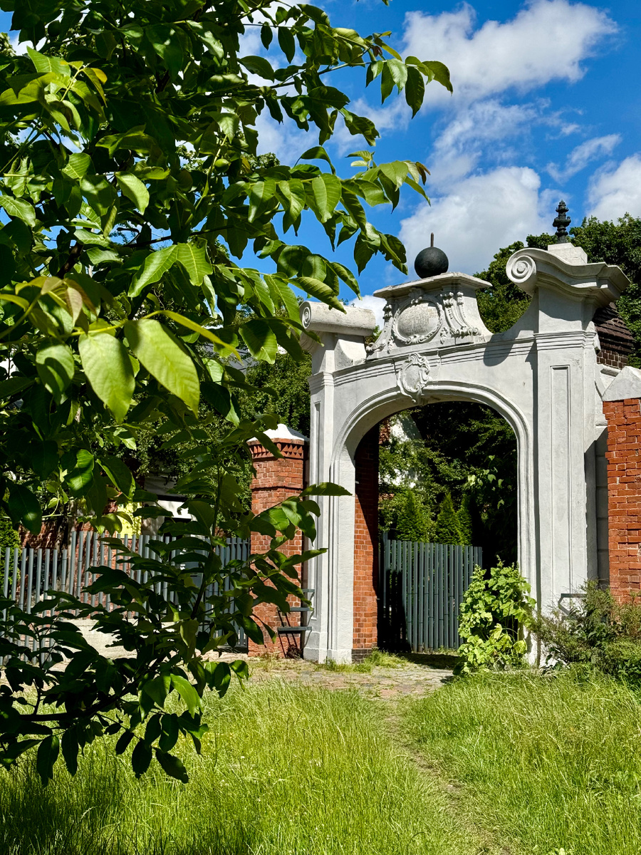 Старая арка Лёбенихтского госпиталя в бывшем историческом районе Кёнигсберга – Закхайм