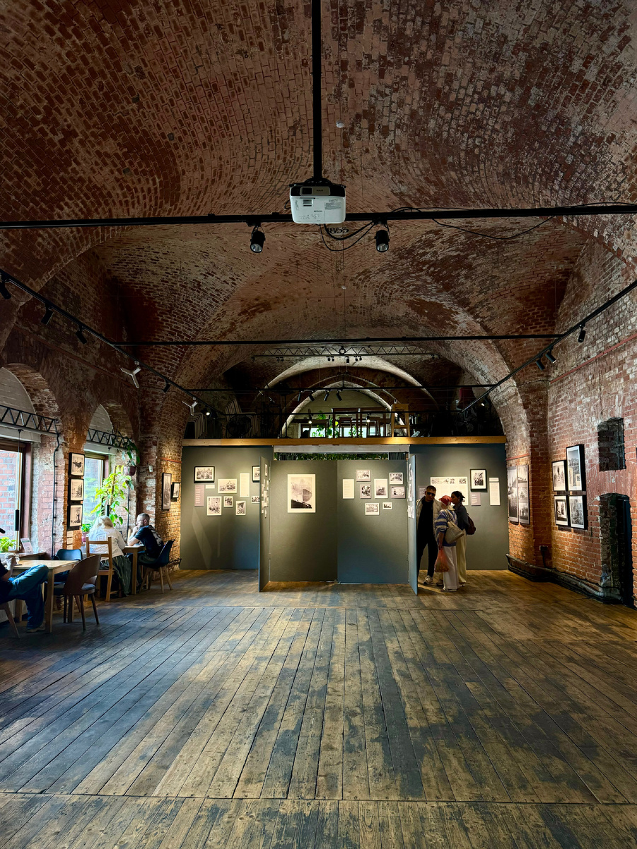 Внутри Закхаймских ворот всегда проводится какая-нибудь интересная экспозиция: фотовыставка, выставка картин и тд.