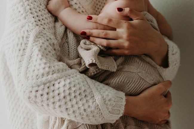    новорожденный младенец малыш ребенок мама материнство родительство семья декрет декретный отпуск