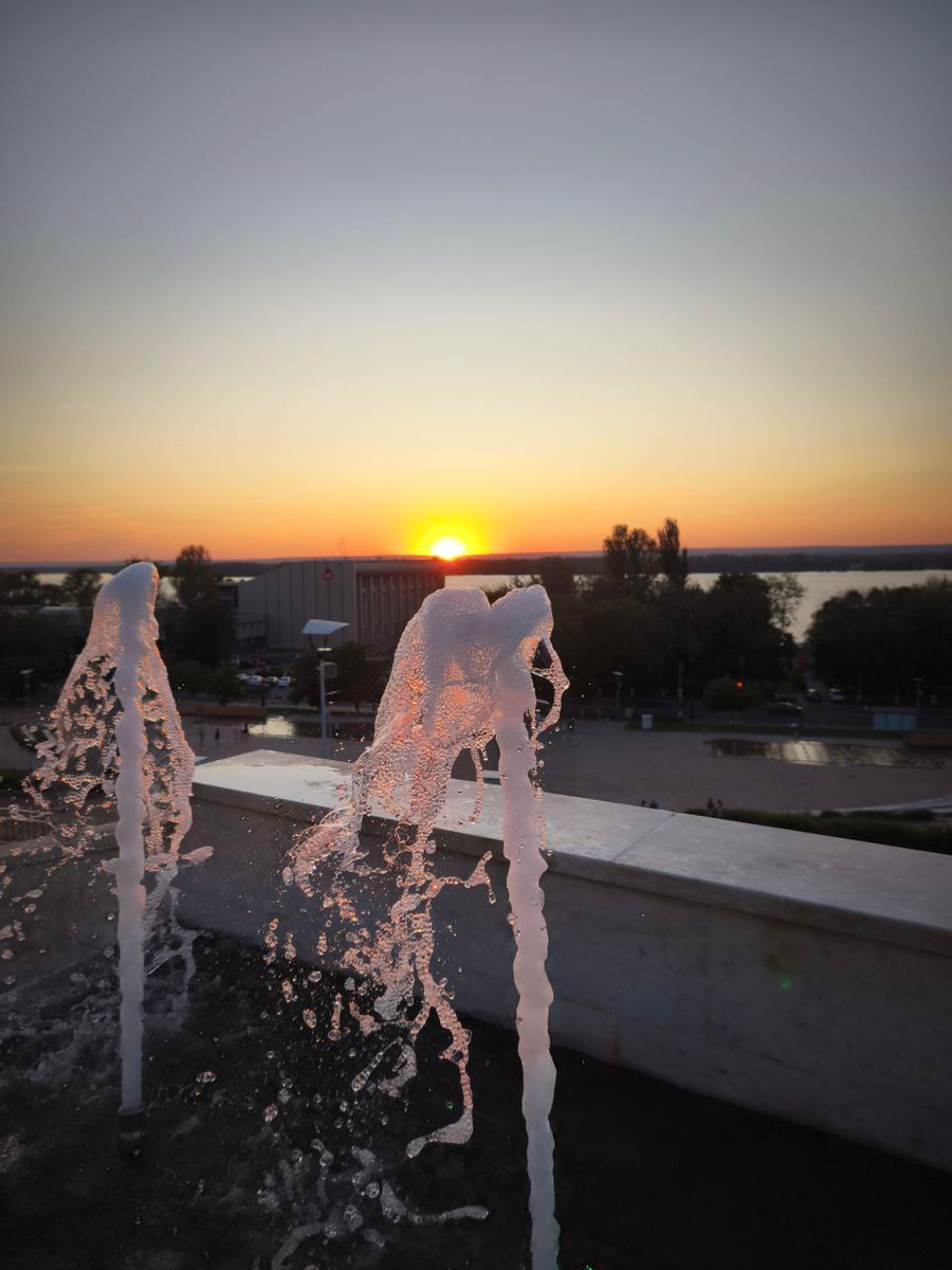 фонтанчики и солнце улыбаются