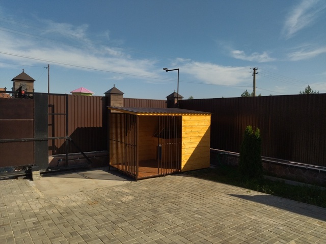 Причины, которыми руководствуются хозяева:
1. собака охраняет самое ценное на территории (автомобиль + инвентарь);
2. это удобно: приехал – выпустил – пошел в дом.