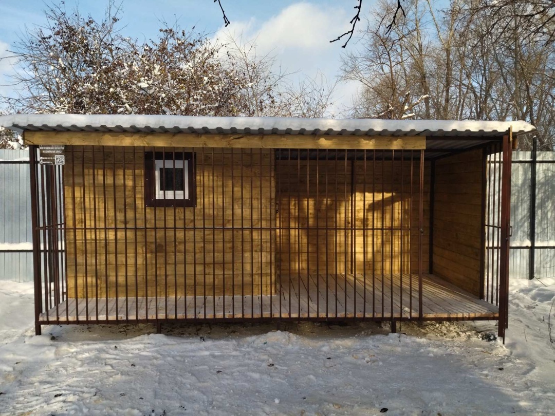 На фото большой вольер с утепленным блоком подойдет как для нескольких собак, так и для щенков. Утепленный блок оборудован евроокном обеспечивает естественное освещение и не пропускает холод в любую погоду.